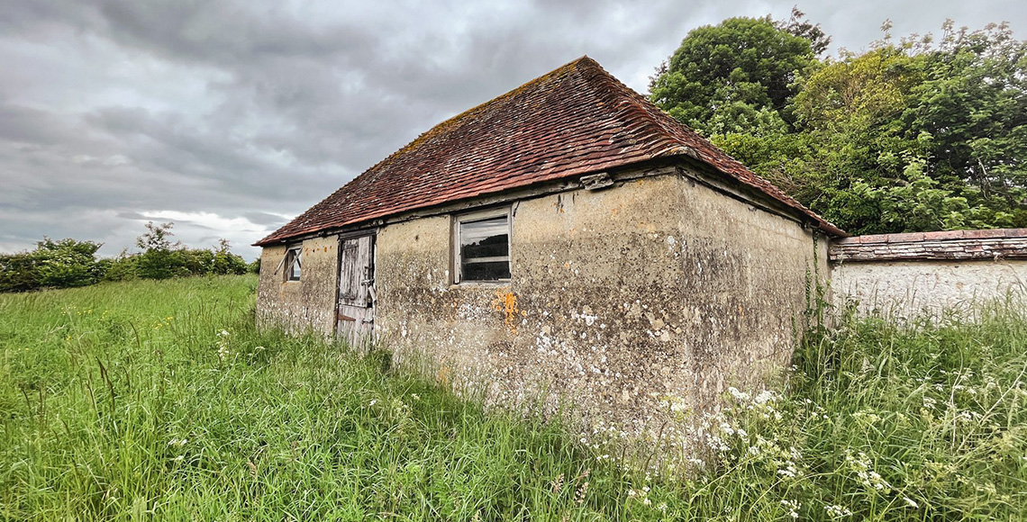 Grade II listed outhouse and barn, planning permission approved for conversion to artist workshop and store